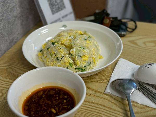 我被這碗炒手麵感動到想哭😭！四木欣福的排骨蛋炒飯根本封神🔥吃