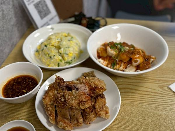 我被這碗炒手麵感動到想哭😭！四木欣福的排骨蛋炒飯根本封神🔥吃