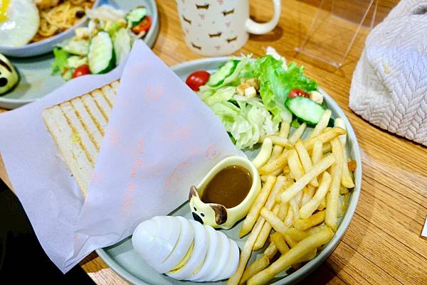 【Mr.達樂 Brunch開箱】寵物友善X鐵板麵X舒肥三明治