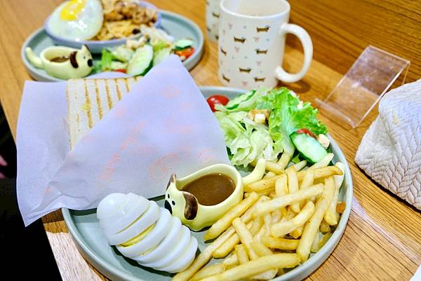 【Mr.達樂 Brunch開箱】寵物友善X鐵板麵X舒肥三明治