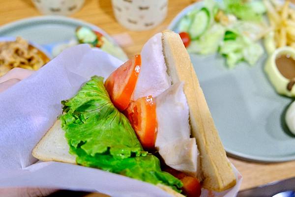 【Mr.達樂 Brunch開箱】寵物友善X鐵板麵X舒肥三明治