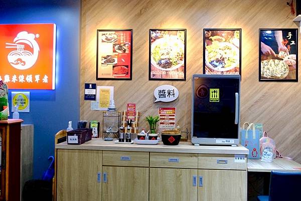 雞小二烏雞米線板橋踩點｜米線控必吃的精選牛牛＋軟排米線，炒手