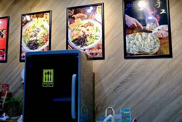 雞小二烏雞米線板橋踩點｜米線控必吃的精選牛牛＋軟排米線，炒手