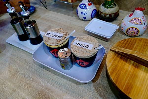 雞小二烏雞米線板橋踩點｜米線控必吃的精選牛牛＋軟排米線，炒手