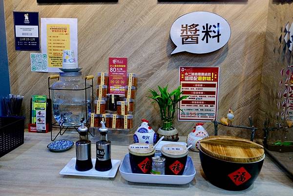 雞小二烏雞米線板橋踩點｜米線控必吃的精選牛牛＋軟排米線，炒手