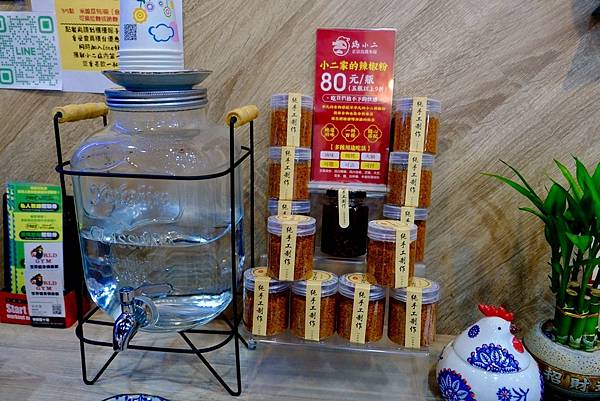 雞小二烏雞米線板橋踩點｜米線控必吃的精選牛牛＋軟排米線，炒手