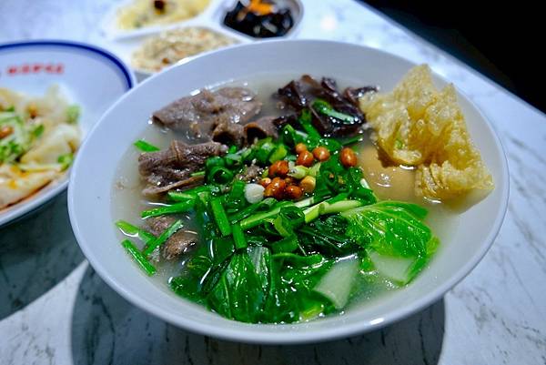 雞小二烏雞米線板橋踩點｜米線控必吃的精選牛牛＋軟排米線，炒手