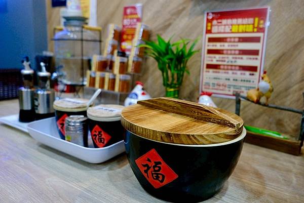 雞小二烏雞米線板橋踩點｜米線控必吃的精選牛牛＋軟排米線，炒手