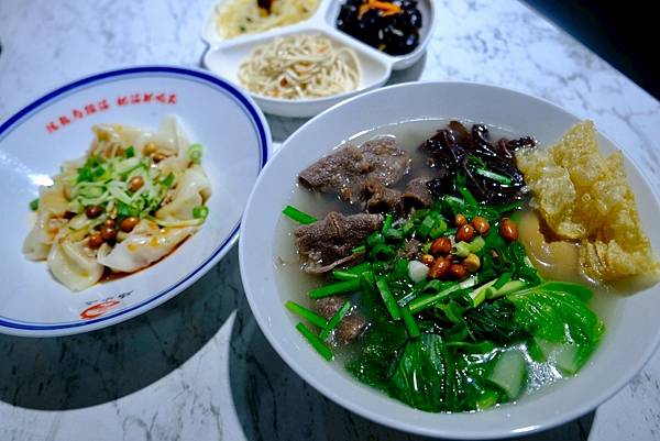 雞小二烏雞米線板橋踩點｜米線控必吃的精選牛牛＋軟排米線，炒手