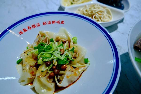 雞小二烏雞米線板橋踩點｜米線控必吃的精選牛牛＋軟排米線，炒手