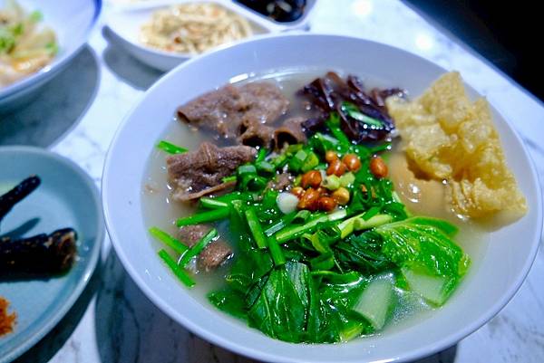 雞小二烏雞米線板橋踩點｜米線控必吃的精選牛牛＋軟排米線，炒手