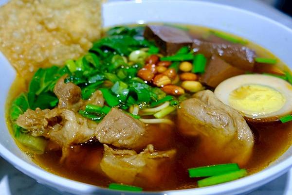 雞小二烏雞米線板橋踩點｜米線控必吃的精選牛牛＋軟排米線，炒手