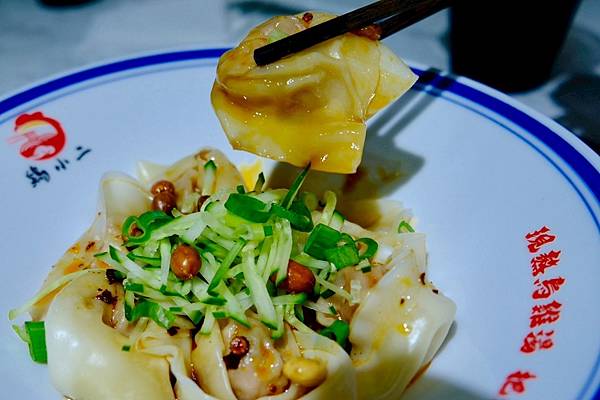 雞小二烏雞米線板橋踩點｜米線控必吃的精選牛牛＋軟排米線，炒手