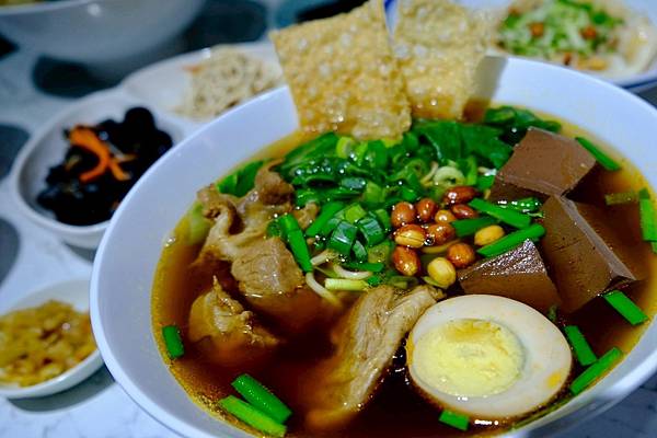 雞小二烏雞米線板橋踩點｜米線控必吃的精選牛牛＋軟排米線，炒手