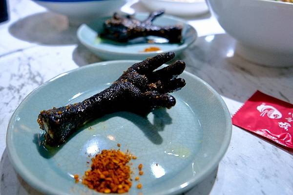 雞小二烏雞米線板橋踩點｜米線控必吃的精選牛牛＋軟排米線，炒手