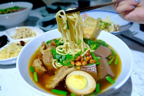 雞小二烏雞米線板橋踩點｜米線控必吃的精選牛牛＋軟排米線，炒手