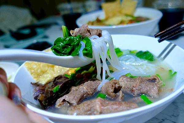 雞小二烏雞米線板橋踩點｜米線控必吃的精選牛牛＋軟排米線，炒手