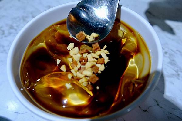 雞小二烏雞米線板橋踩點｜米線控必吃的精選牛牛＋軟排米線，炒手