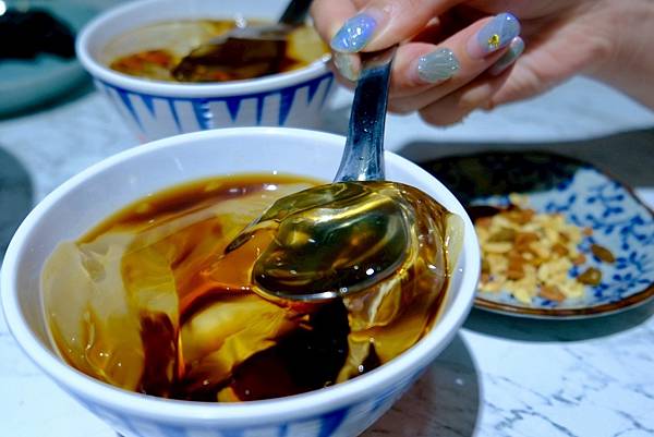 雞小二烏雞米線板橋踩點｜米線控必吃的精選牛牛＋軟排米線，炒手