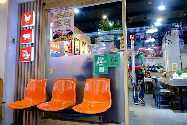 雞小二烏雞米線板橋踩點｜米線控必吃的精選牛牛＋軟排米線，炒手