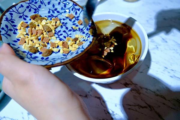 雞小二烏雞米線板橋踩點｜米線控必吃的精選牛牛＋軟排米線，炒手