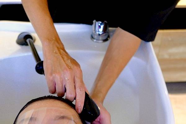 職場也能駕馭的自然髮色!森晴髮廊剪+染+護一次搞定✨