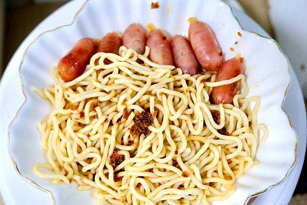 全聯新品3分鐘上桌!春水堂監製鐵板麵好吃嗎?上班族冷凍庫救星