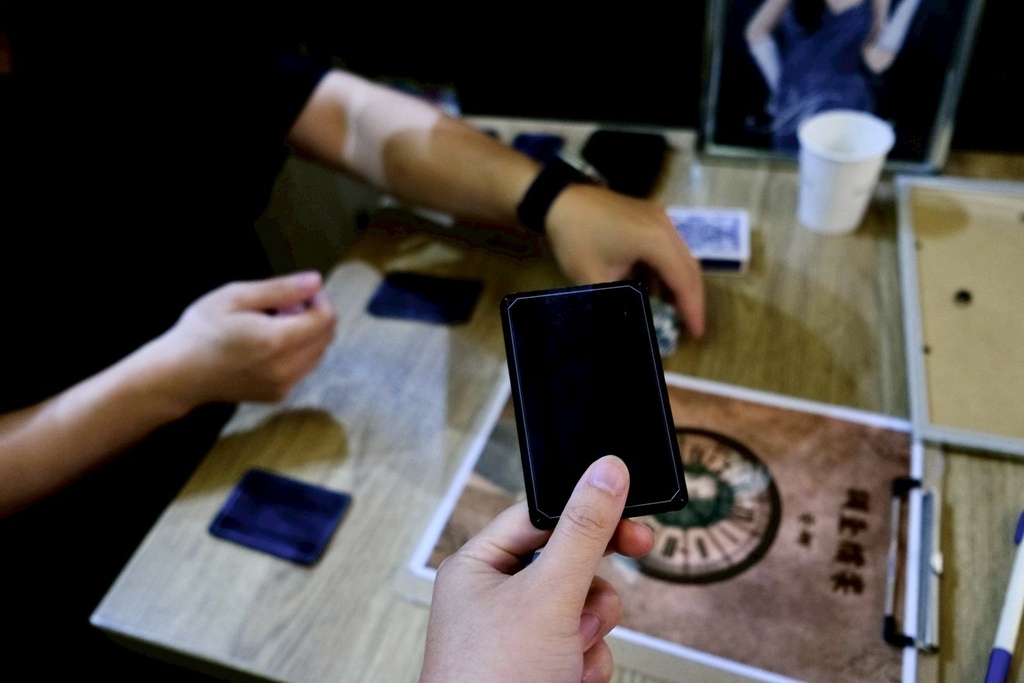 下班後我潛入了一場神秘魔術秀...沒想到兇手就在我們之中！😱