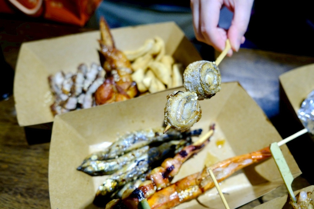 新店隱藏版美食!光明街「邱比特串燒」平價串燒開箱,爆汁紙包魚