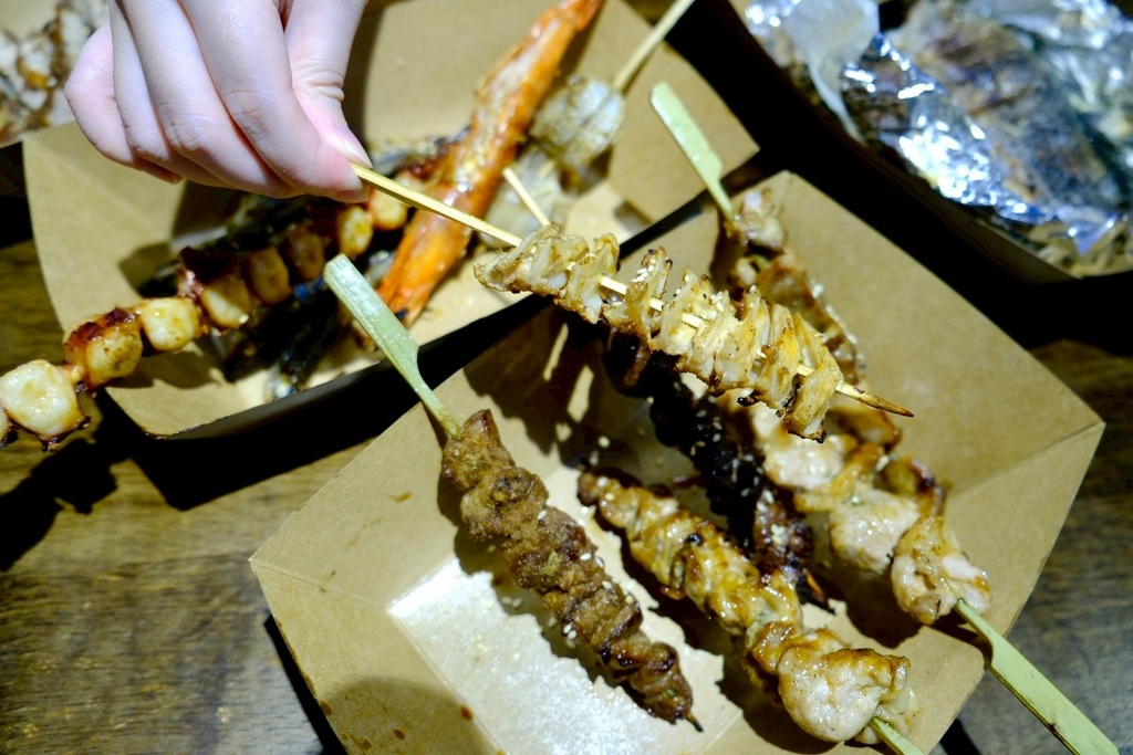新店隱藏版美食!光明街「邱比特串燒」平價串燒開箱,爆汁紙包魚