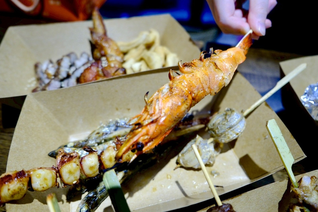 新店隱藏版美食!光明街「邱比特串燒」平價串燒開箱,爆汁紙包魚