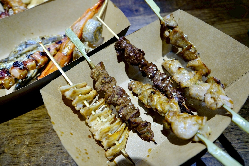 新店隱藏版美食!光明街「邱比特串燒」平價串燒開箱,爆汁紙包魚