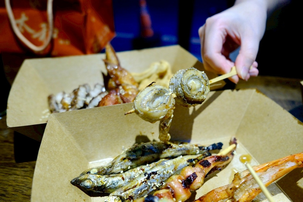 新店隱藏版美食!光明街「邱比特串燒」平價串燒開箱,爆汁紙包魚