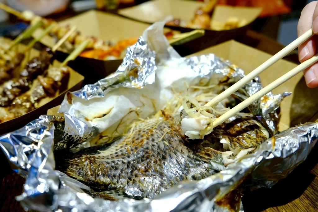 新店隱藏版美食!光明街「邱比特串燒」平價串燒開箱,爆汁紙包魚