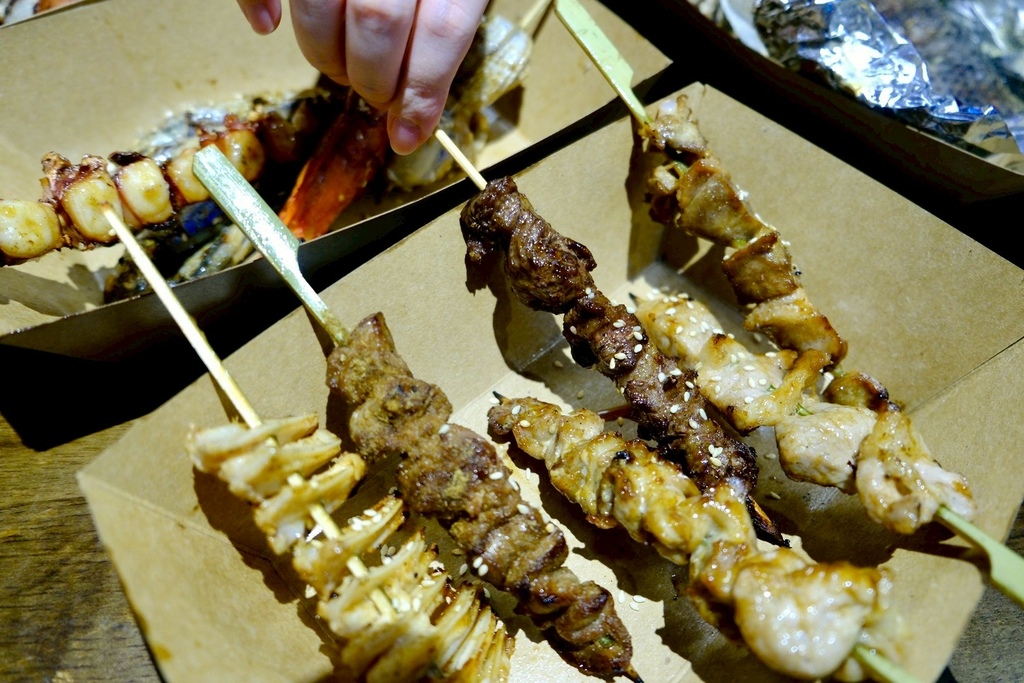 新店隱藏版美食!光明街「邱比特串燒」平價串燒開箱,爆汁紙包魚