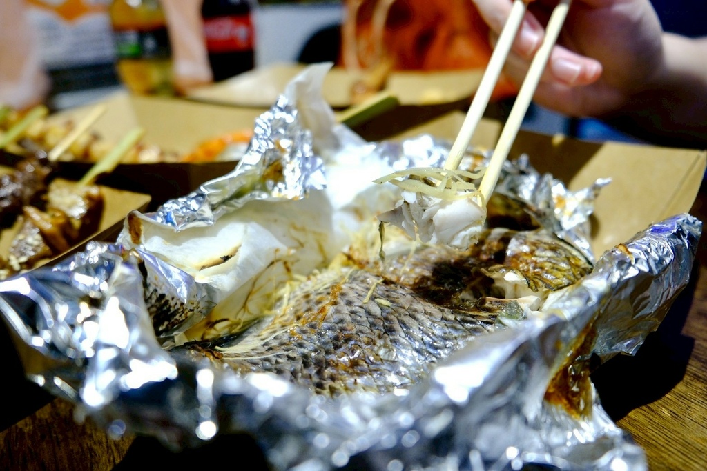 新店隱藏版美食!光明街「邱比特串燒」平價串燒開箱,爆汁紙包魚