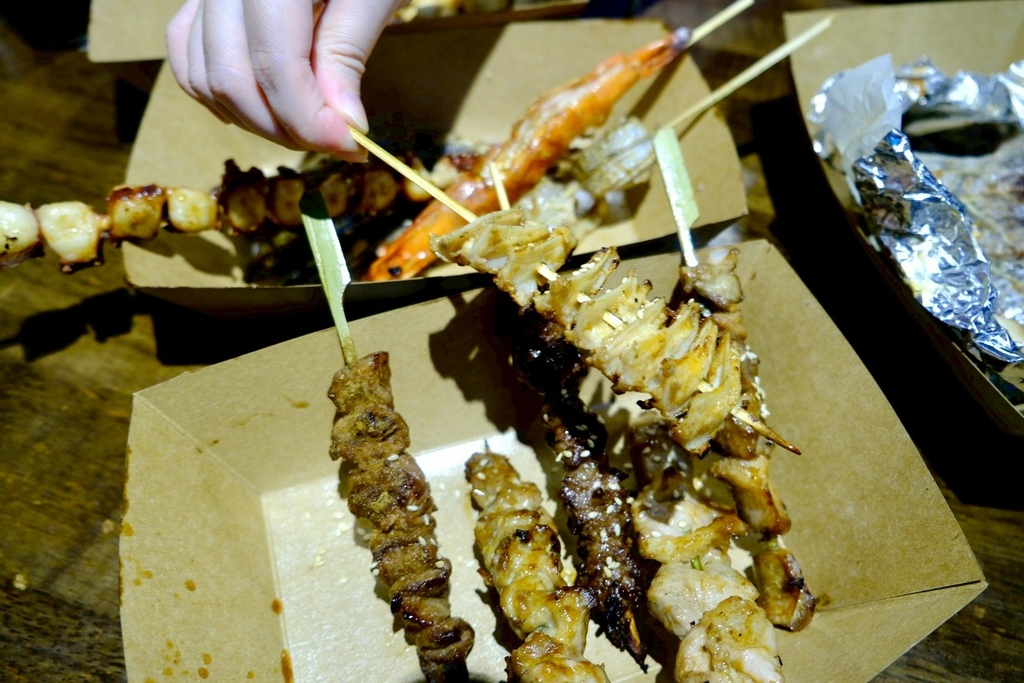 新店隱藏版美食!光明街「邱比特串燒」平價串燒開箱,爆汁紙包魚