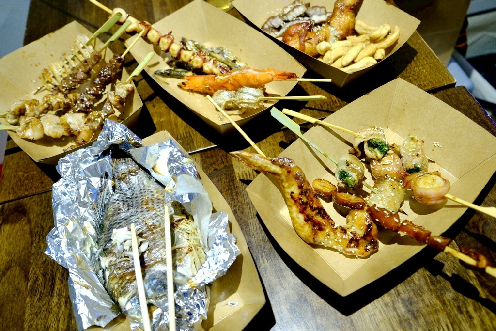 新店隱藏版美食!光明街「邱比特串燒」平價串燒開箱,爆汁紙包魚