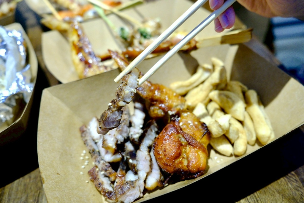 新店隱藏版美食!光明街「邱比特串燒」平價串燒開箱,爆汁紙包魚