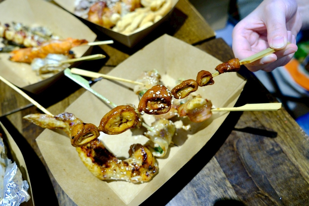 新店隱藏版美食!光明街「邱比特串燒」平價串燒開箱,爆汁紙包魚