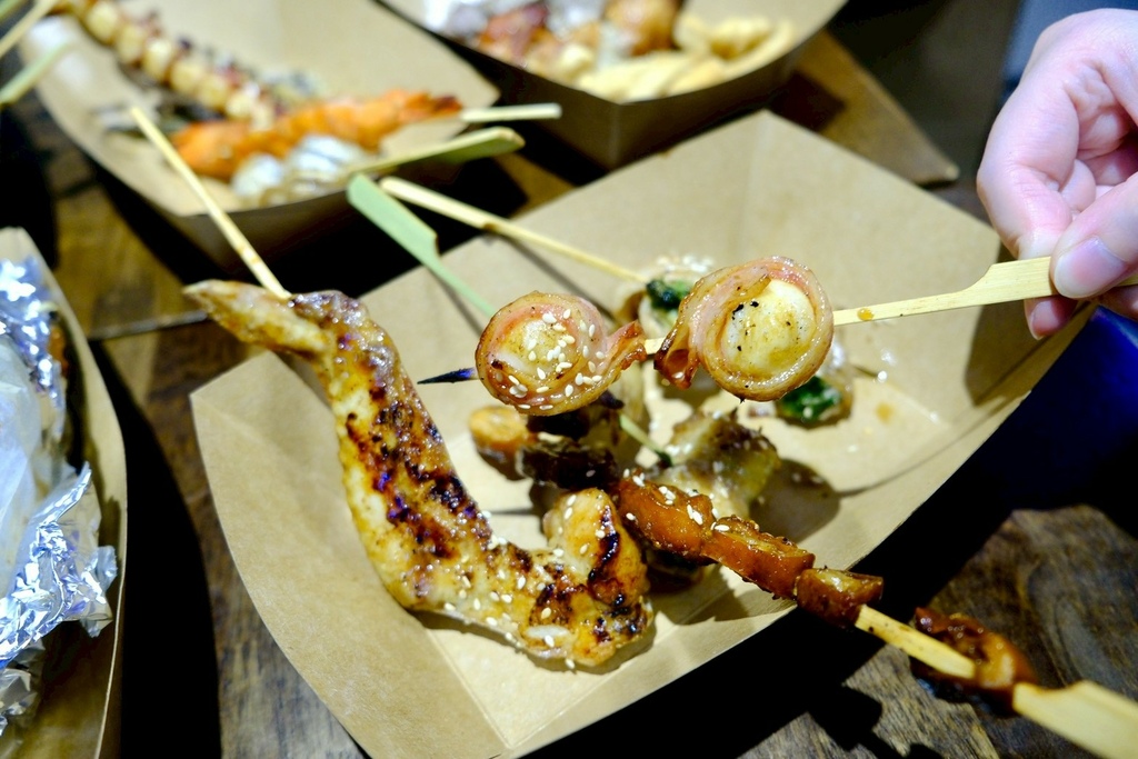 新店隱藏版美食!光明街「邱比特串燒」平價串燒開箱,爆汁紙包魚