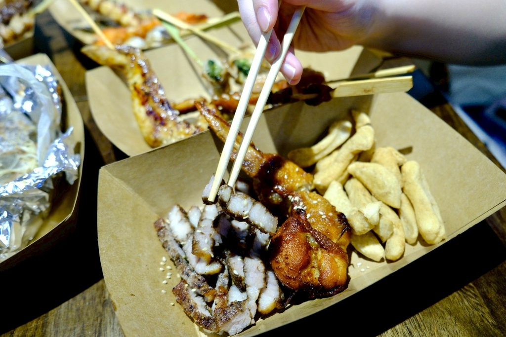 新店隱藏版美食!光明街「邱比特串燒」平價串燒開箱,爆汁紙包魚