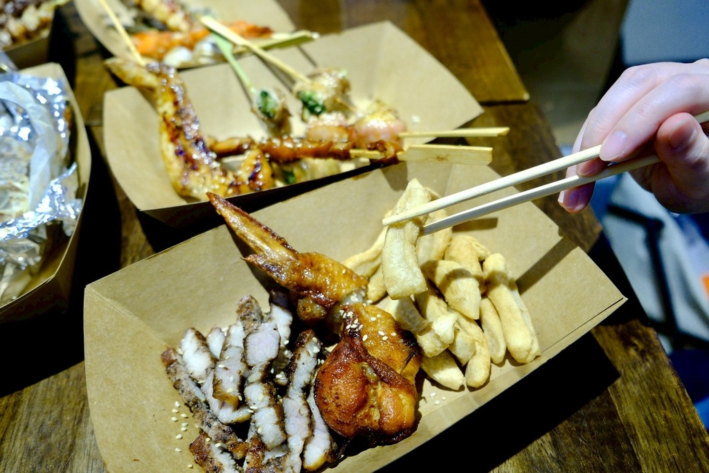 新店隱藏版美食!光明街「邱比特串燒」平價串燒開箱,爆汁紙包魚