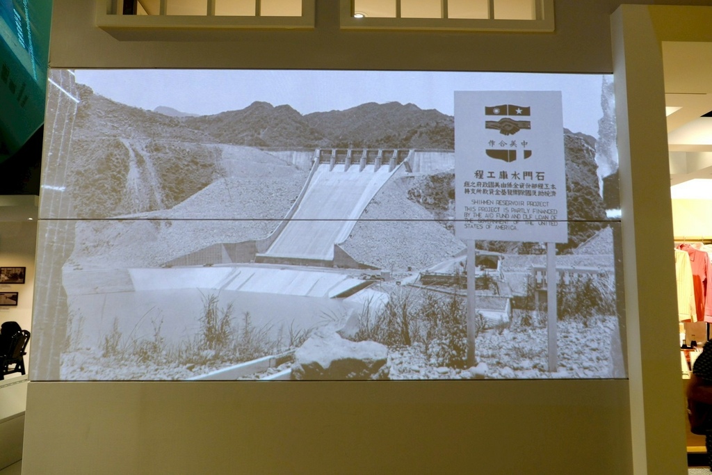 林口不只三井Outlet！新開幕「國家檔案館」一日遊：絕美紅