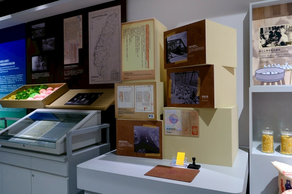 林口不只三井Outlet！新開幕「國家檔案館」一日遊：絕美紅