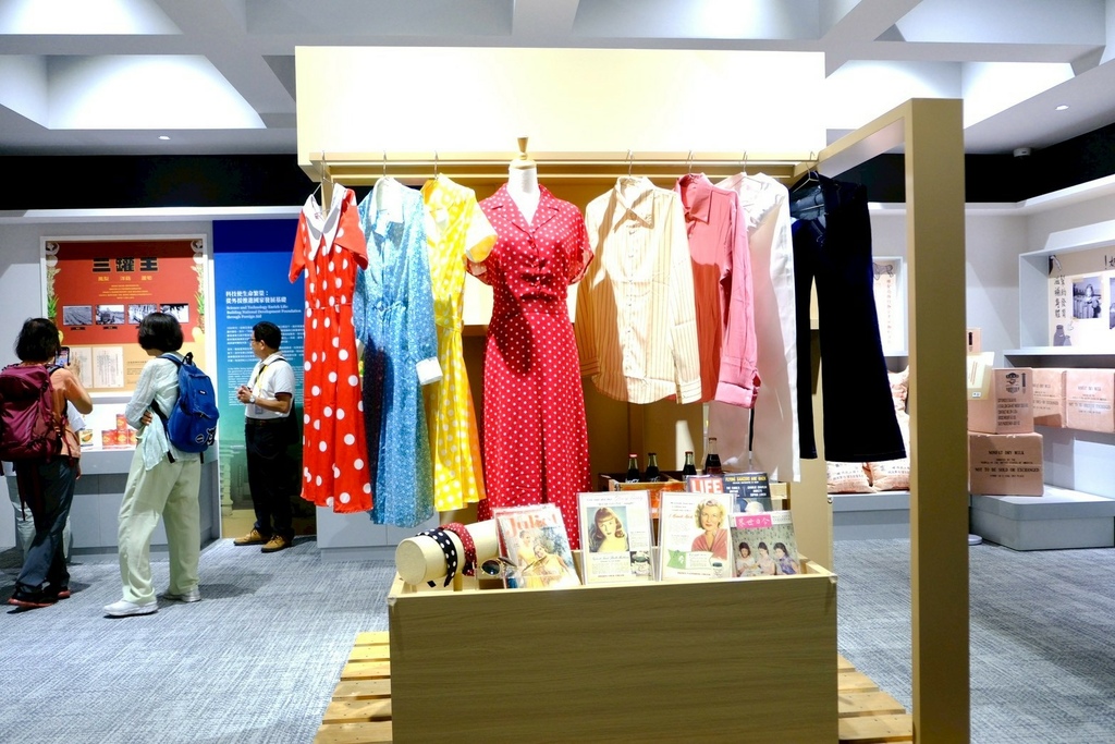 林口不只三井Outlet！新開幕「國家檔案館」一日遊：絕美紅