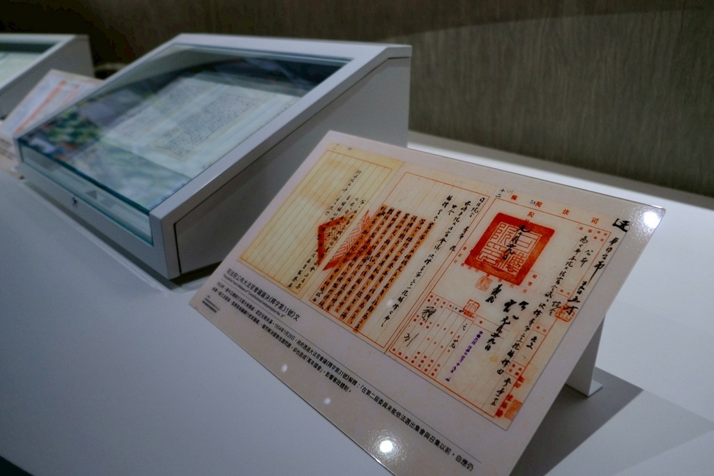 林口不只三井Outlet！新開幕「國家檔案館」一日遊：絕美紅