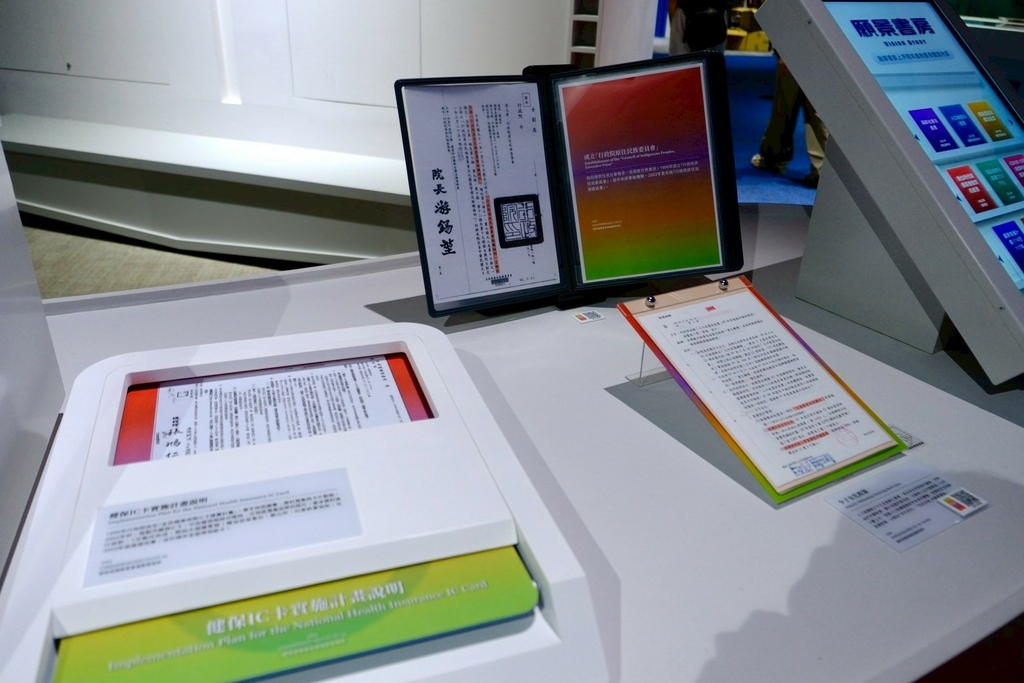 林口不只三井Outlet！新開幕「國家檔案館」一日遊：絕美紅