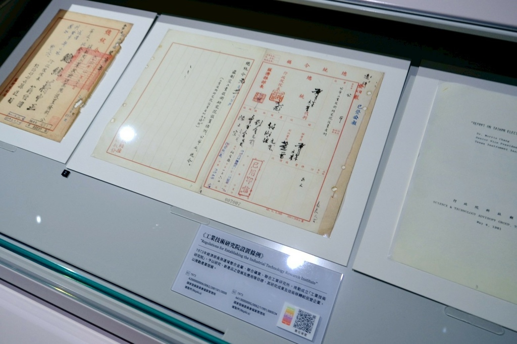 林口不只三井Outlet！新開幕「國家檔案館」一日遊：絕美紅