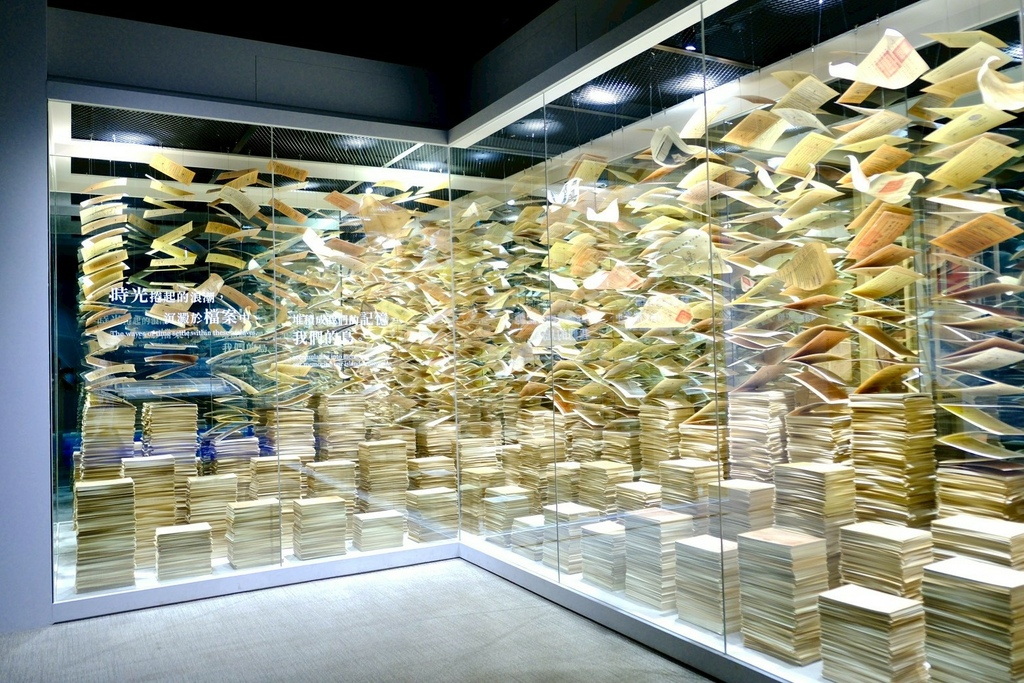 林口不只三井Outlet！新開幕「國家檔案館」一日遊：絕美紅